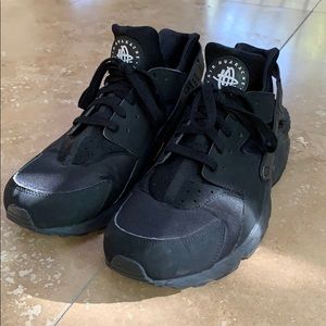 Nike Air Huraches in Black